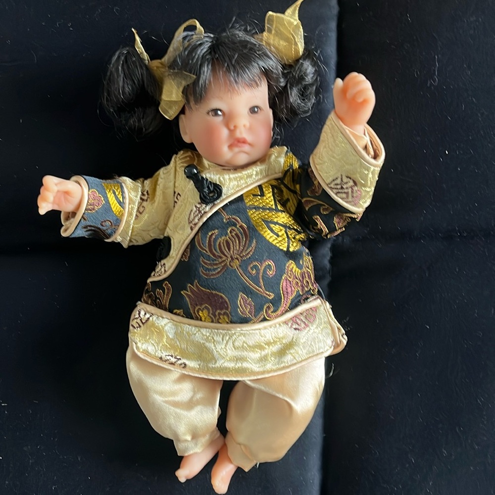 Lee Middleton Chinese doll, ~8”, stand included used, no box, excellent cond
